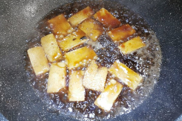 小黄鱼配上豆腐，一道色香味俱全的家常菜，快来学一下如何制作一份小黄鱼炖豆腐第六步