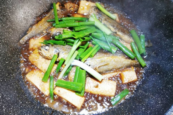 小黄鱼配上豆腐，一道色香味俱全的家常菜，快来学一下如何制作一份小黄鱼炖豆腐第八步