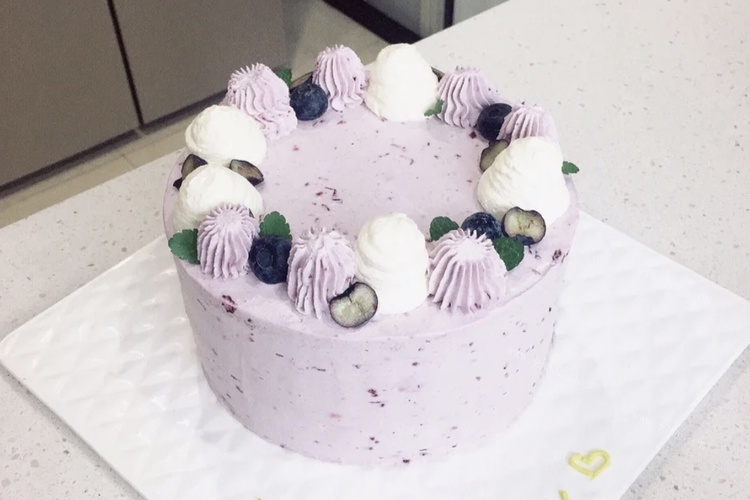 蓝莓甜点爱好者的最爱，来块蓝莓奶油蛋糕吧！