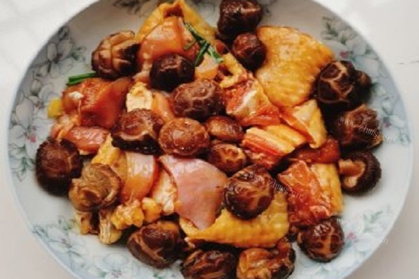 花菇火腿蒸鸡， 香滑嫩肉，新鲜可口第六步