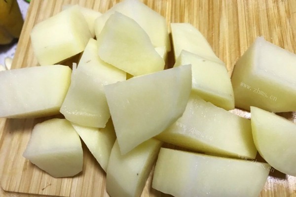 胡萝卜土豆炖鸡汤营养又健康第二步