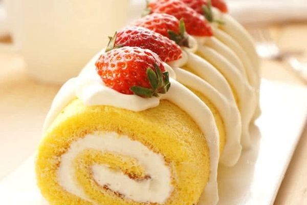用鲜奶油做的草莓奶油蛋糕卷，口感细腻第九步