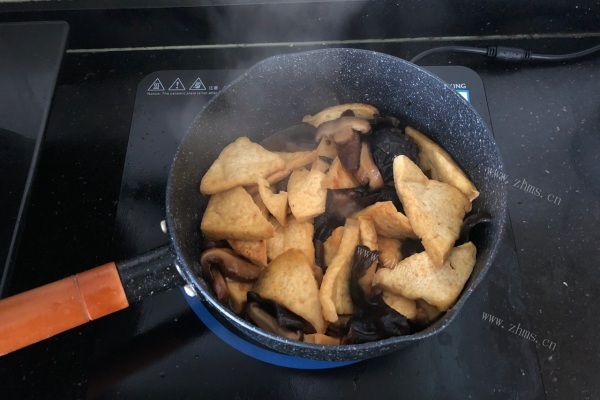 你绝对没吃过的家常菜——黑木耳香菇烧豆腐第七步