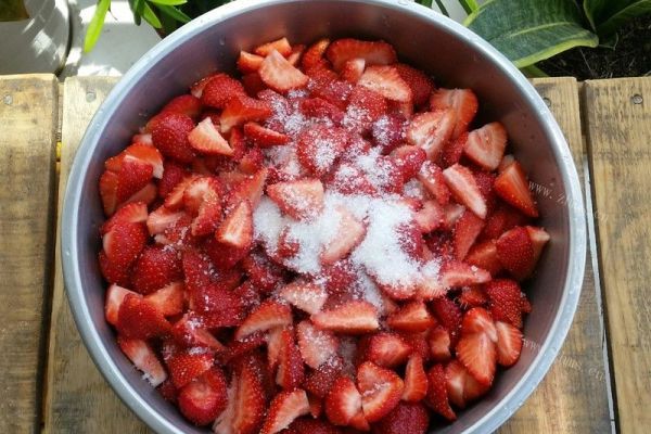 自制草莓酱，酸酸甜甜好滋味第四步
