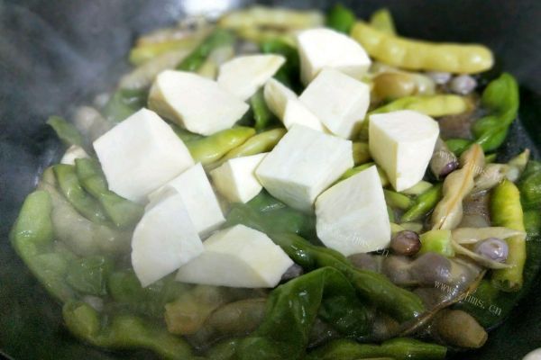 东北家长菜，豆角炖土豆第六步