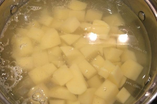 土豆炖排骨的家常做法，保证你做后吃一次就上瘾第二步
