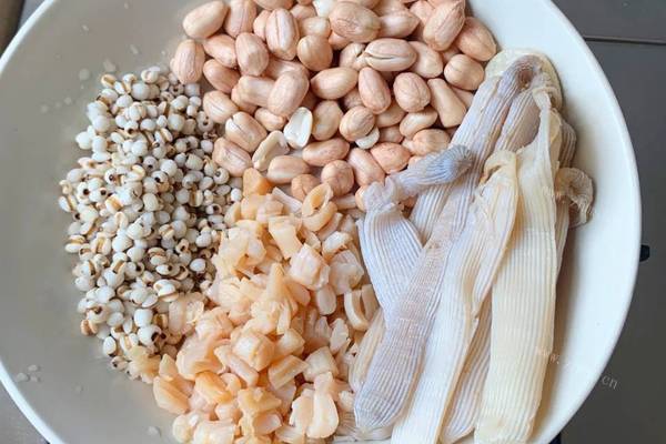 鲍鱼沙虫淮山药薏米粥，著名的家常菜，味道鲜美，食材丰盛，营养丰富第三步