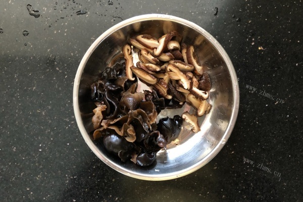你绝对没吃过的家常菜——黑木耳香菇烧豆腐第三步