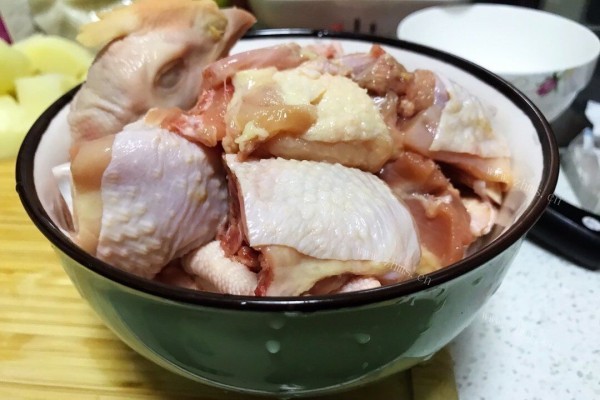 胡萝卜土豆炖鸡汤营养又健康第一步