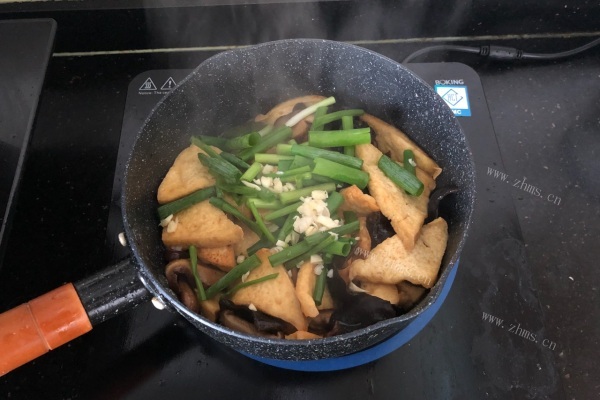 你绝对没吃过的家常菜——黑木耳香菇烧豆腐第八步