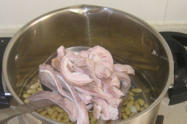 一碗满满蛋白质的黄豆何香猪肚汤第七步