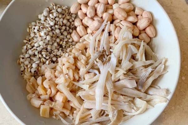 鲍鱼沙虫淮山药薏米粥，著名的家常菜，味道鲜美，食材丰盛，营养丰富第四步
