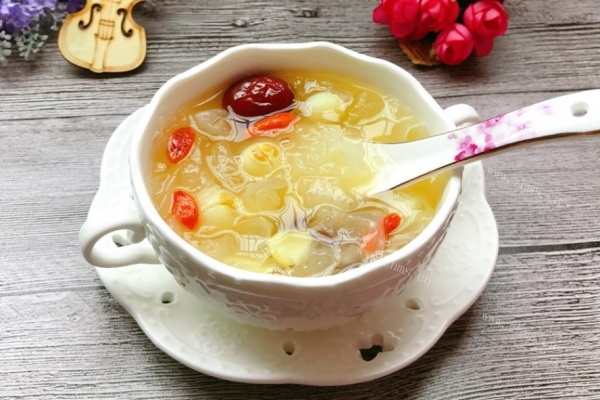 白木耳红枣汤，白木耳入口即溶，红枣香甜，汤汁粘稠浓郁第十一步
