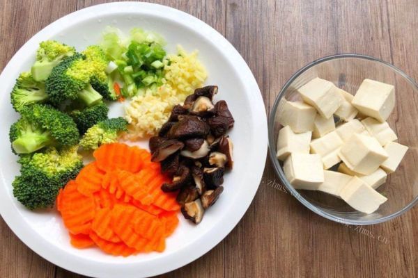 杂蔬烩老豆腐色彩搭配漂亮，让人耳目一新，是一道很好吃的下饭菜第一步