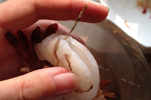 这是一款酥脆鲜嫩的，琵琶大虾第四步
