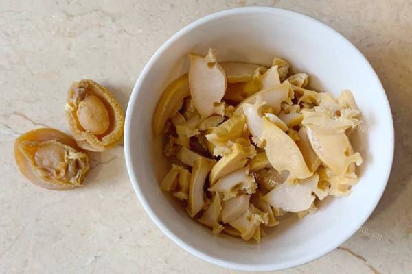鲍鱼沙虫淮山药薏米粥，著名的家常菜，味道鲜美，食材丰盛，营养丰富第一步