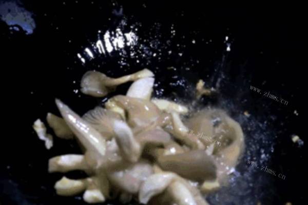 山珍蕨菜炒蘑菇带你吃出家的味道第二步