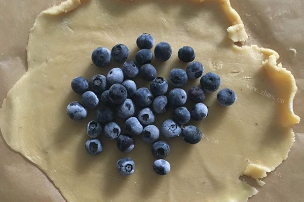 这是一款酸酸甜甜，营养美味的蓝莓馅饼~第三步
