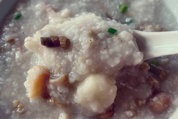 鲍鱼沙虫淮山药薏米粥，著名的家常菜，味道鲜美，食材丰盛，营养丰富