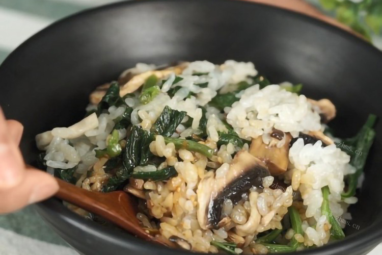 家常菜中的宝藏菜品——马蹄菜蘑菇饭