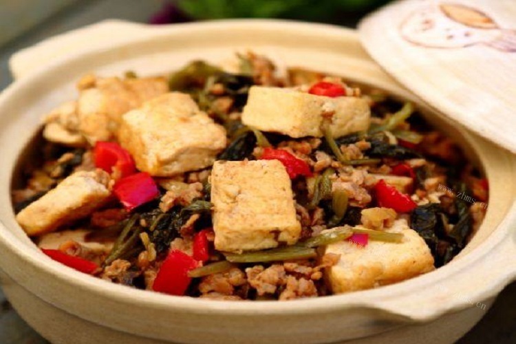 雪里红炖豆腐，嫩滑肉香，豆腐滑溜
