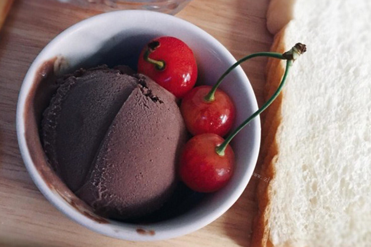 这是一款超适合夏天，入口即化，香甜中带点巧克力苦涩的巧克力冰淇淋~