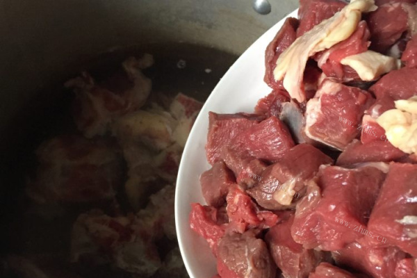 立冬给家人做一份暖暖的牛肉汤锅吧第四步