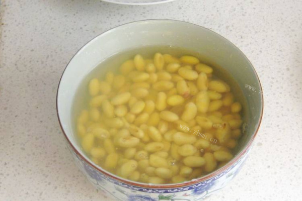 一碗满满蛋白质的黄豆何香猪肚汤第一步