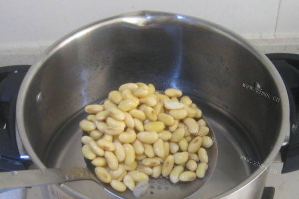 一碗满满蛋白质的黄豆何香猪肚汤第六步