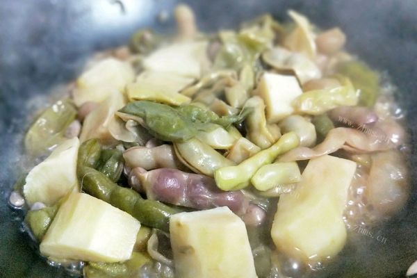 东北家长菜，豆角炖土豆第七步