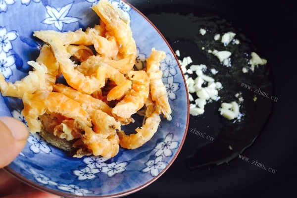 金钩海米炒卷心菜，简单易做，好吃不腻，低脂低热量第四步