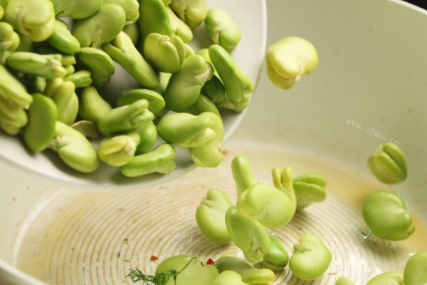 春天的嫩蚕豆搭配茴香菜，软糯细腻，香味独特第七步