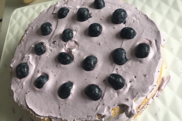 蓝莓甜点爱好者的最爱，来块蓝莓奶油蛋糕吧！第五步