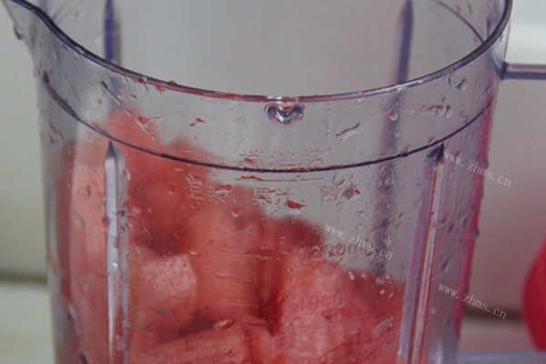 夏天的精彩——西瓜水果冰沙第二步