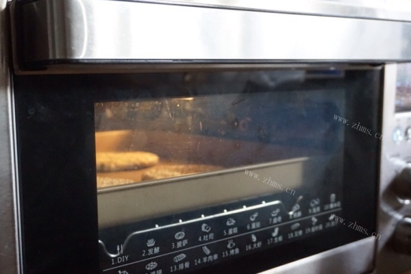 烤箱烤饼子，掰开烤饼一层一层的，香味浓郁，外层香酥可口第九步