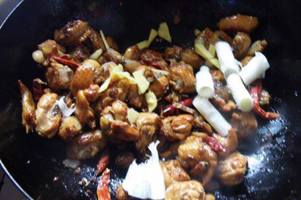 新疆菜中的“大哥”——大盘鸡第八步