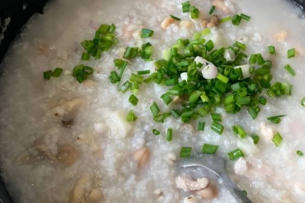 鲍鱼沙虫淮山药薏米粥，著名的家常菜，味道鲜美，食材丰盛，营养丰富第十二步