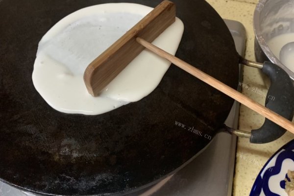 家庭简单制作的黄太吉煎饼第二步