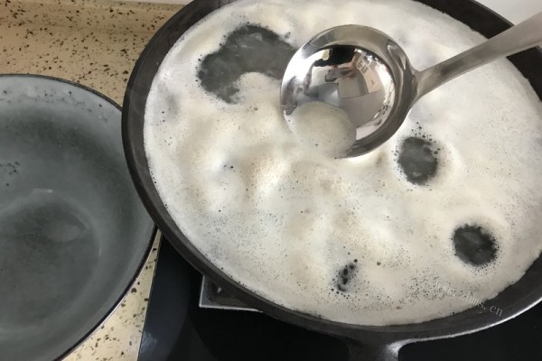 山药排骨瓦缸煨汤，带你回味家的味道第五步