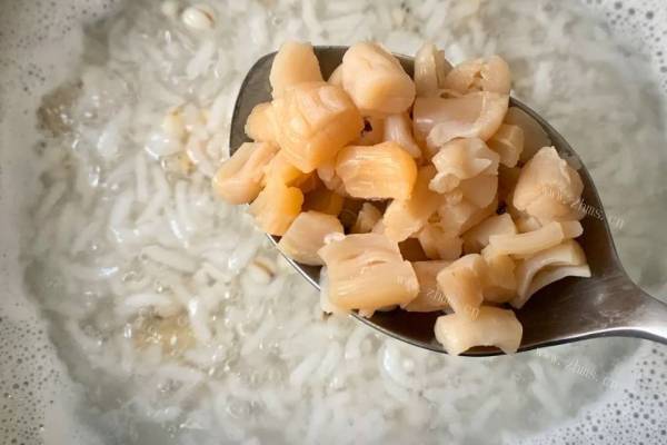 鲍鱼沙虫淮山药薏米粥，著名的家常菜，味道鲜美，食材丰盛，营养丰富第七步
