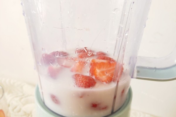 好喝的草莓奶昔，在家也能做出第六步