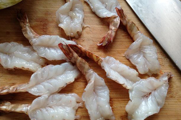 这是一款酥脆鲜嫩的，琵琶大虾第五步