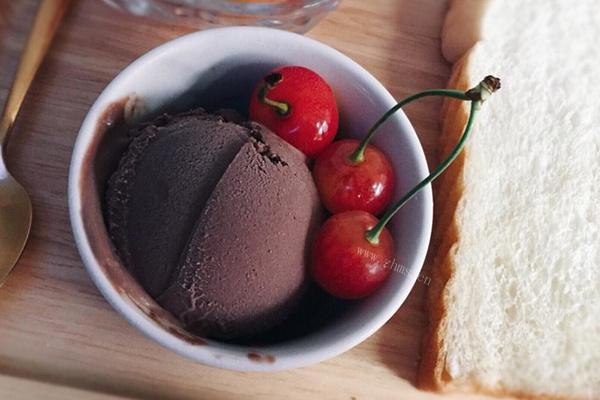 这是一款超适合夏天，入口即化，香甜中带点巧克力苦涩的巧克力冰淇淋~第十二步