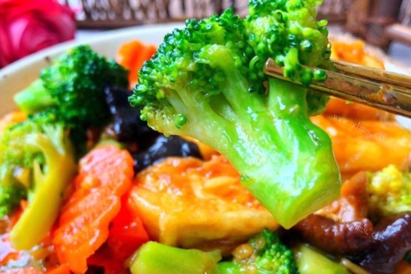 杂蔬烩老豆腐色彩搭配漂亮，让人耳目一新，是一道很好吃的下饭菜第九步
