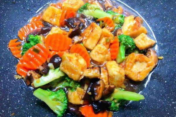 杂蔬烩老豆腐色彩搭配漂亮，让人耳目一新，是一道很好吃的下饭菜第八步