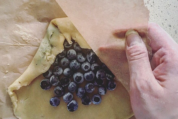 这是一款酸酸甜甜，营养美味的蓝莓馅饼~第四步