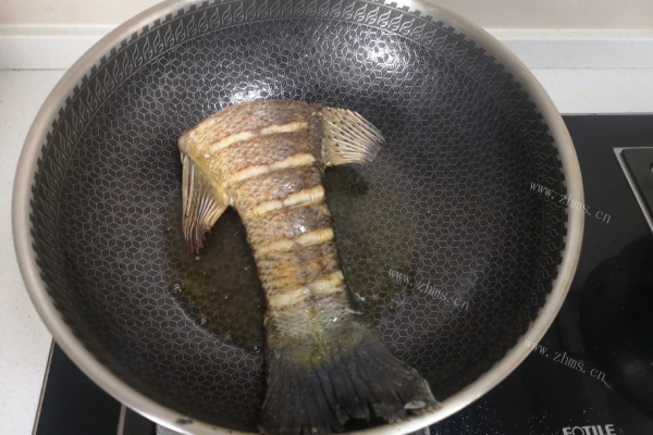 红烧海鲈鱼，鱼肉鲜嫩多汁，赶紧吃起来吧！第三步