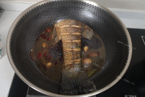 红烧海鲈鱼，鱼肉鲜嫩多汁，赶紧吃起来吧！第五步