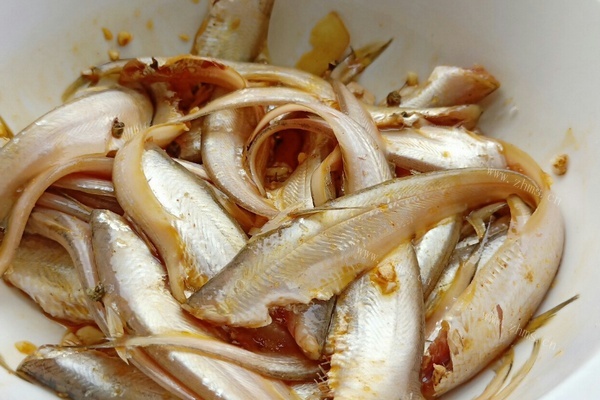又鲜又嫩的凤尾鱼，裹上面粉油炸至金黄，馋哭了没有？第六步