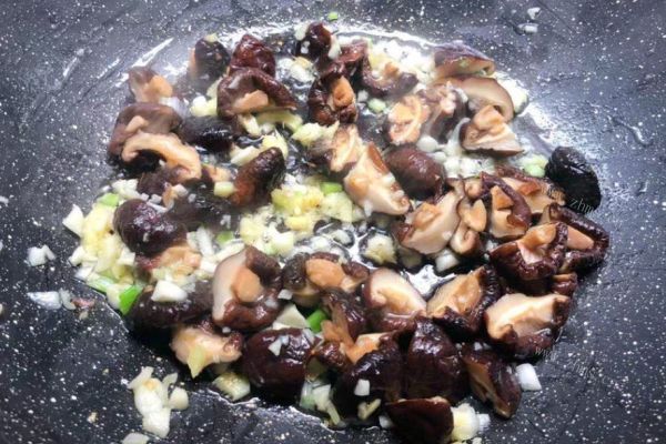 杂蔬烩老豆腐色彩搭配漂亮，让人耳目一新，是一道很好吃的下饭菜第六步